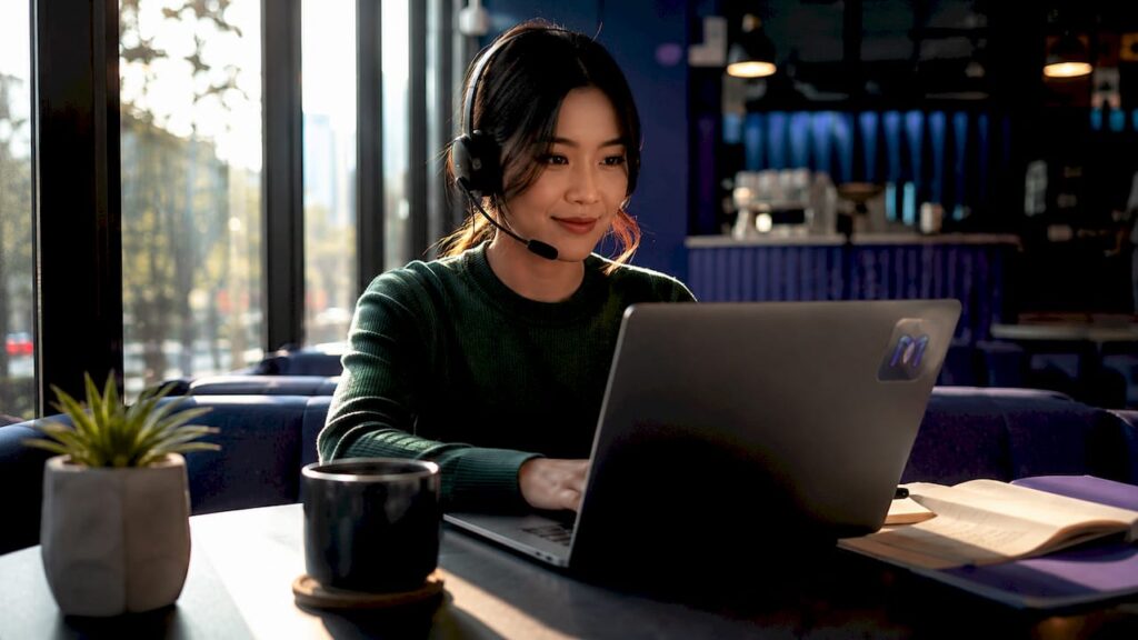Customer support agent using chatbot interface
