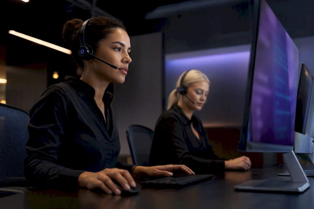 Operators managing an AI-assisted customer conversation