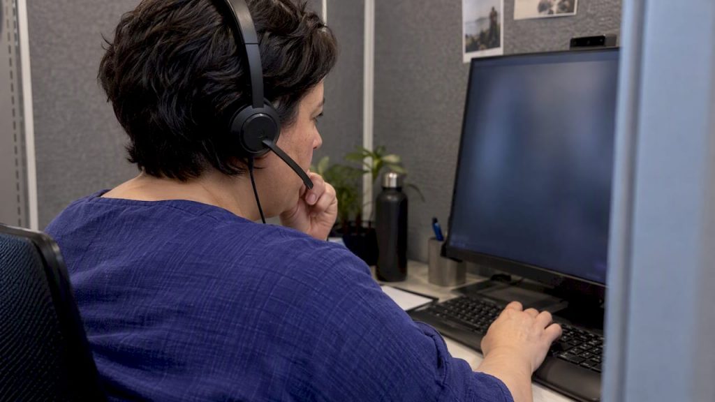 Quality lead reviewing a sampled support call