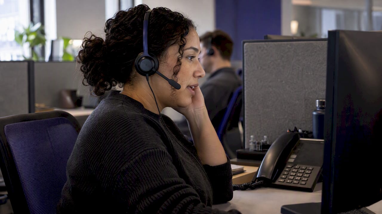 Agent answering a newly routed customer call